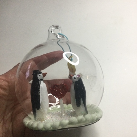 PENGUIN WEDDING GLOBE GLASS CHRISTMAS ORNAMENT NWOT
4” x 4” - Picture 1 of 8